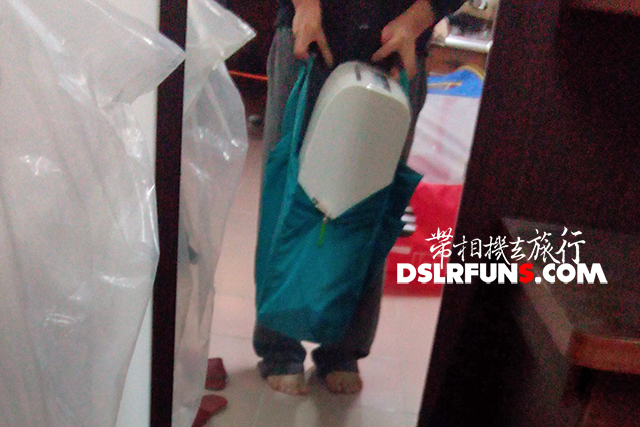 把整台裝滿水的除濕機裝進去測試，13公斤也能輕鬆應付